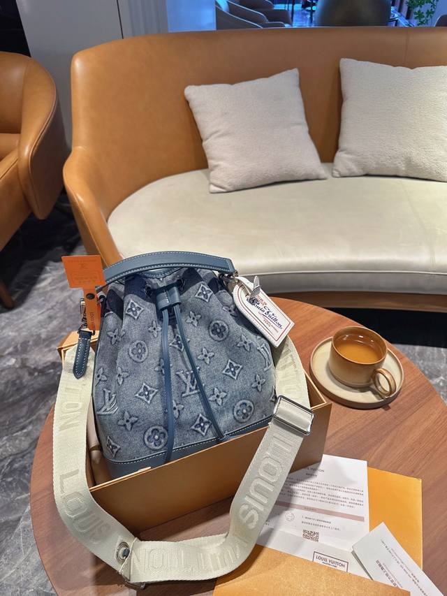 折叠礼盒官网飞机盒 Lv丹宁牛仔水桶包 单肩斜挎款 搭配长肩带 这款包真的很简单 越看越好看 容量非常感人 轻松装纳日常随身物品 这只包真的要安利大家 简直是搭