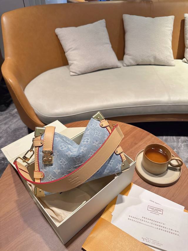 折叠礼盒包装 Lv 25新款 牛仔小箱子 谷爱凌同款 秀款 可手提 可斜挎 宽肩带不要太好看！ 尺寸24 16