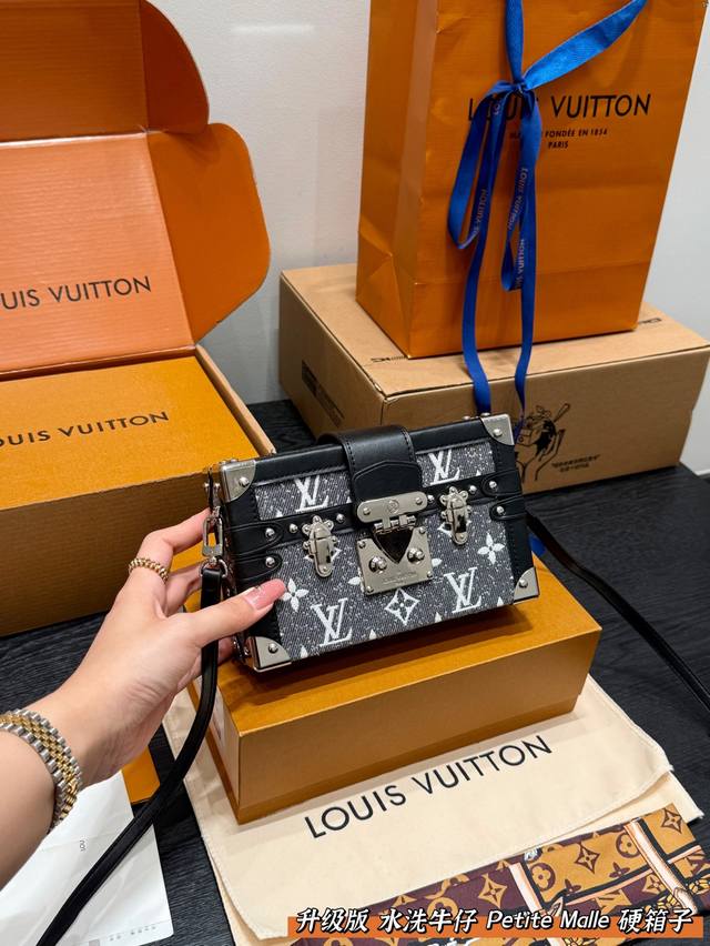 礼盒包装 Size：19*12Cm Lv 水洗牛仔 小盒子Petite Malle Lv Petite Malle硬箱子 顶级原单 超高品质 这个小盒子的颜值太