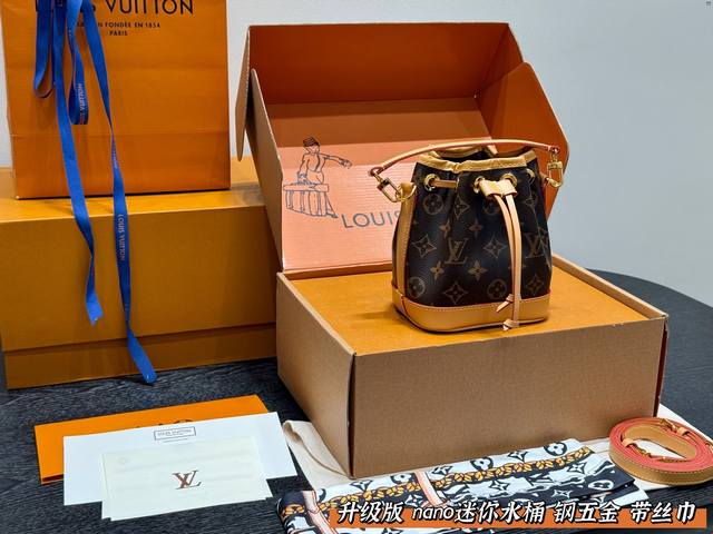 全套礼盒包装 升级版！ 全钢五金！带丝巾！ Size：13*16Cm 无论穿什么都百搭！ Lv Nano Noe迷你小水桶也太太太好看了叭！！刘亦菲们放心冲！！