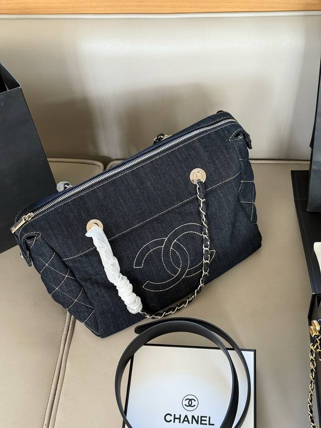 无盒 Size：31*25Cm 春天啦！新款准备起来 中古 小香家 牛仔 购物袋 王菲白百合同款哦！ 深受集美们的热爱哦 腋下包很有感觉