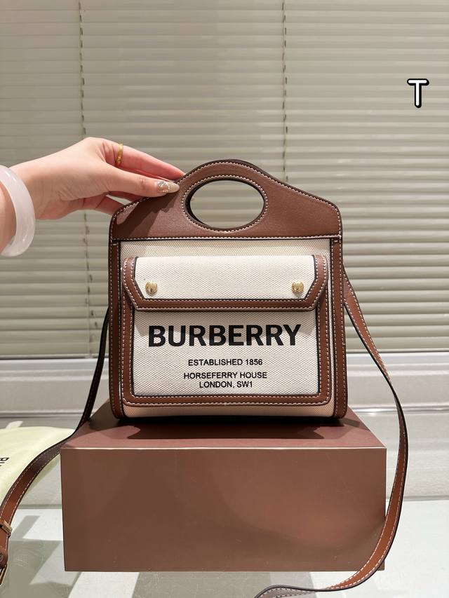 秋天的第一支包 Burberry 邮差包前 果然是最适合秋季的一只包可以手提和肩背，容量超级大 整个包方方正正，复古又可爱，简直太适合秋天了吧不但要奶茶，还需要