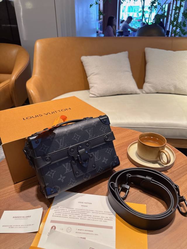 折叠礼盒官网飞机盒 新款男包Soultrunk盒子包 软盒子包上身超酷，手拎斜挎都可以, 日常通勤必备，时尚百搭 肩带可拆卸，可调节 尺寸19*15*7Cm