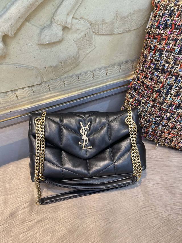 双盒包装 墙裂推荐 云朵链条包 带货女王杨幂的最爱!最近穿搭流量王戚薇也被机场街拍了!第一眼就会被种草的款式~ 1首先这款包包是Ys压轴爆款,包型整体非常的简洁 双盒包装 墙裂推荐 云朵链条包 带货女王杨幂的最爱!最近穿搭流量王戚薇也被机场街拍了!第一眼就会被种草的款式~ 1首先这款包包是Ys压轴爆款,包型整体非常的简洁