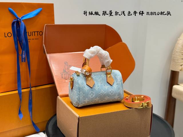 礼盒包装 升级版 Lv Speedy浅色系丹宁牛仔Nano迷你Mini枕头 可单肩可斜挎 真的好随性，布料柔软随意，更好搭。 颜色也没有那么刻意，非常自然的水洗