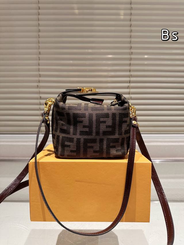 配礼盒 Size:15.13 Fendi芬迪 牛仔饭盒包 包身饱满，设计简单 当它不填充的时候是可以有松软的Hobo效果 而当你把它装满它又呈现出很有形的便当包