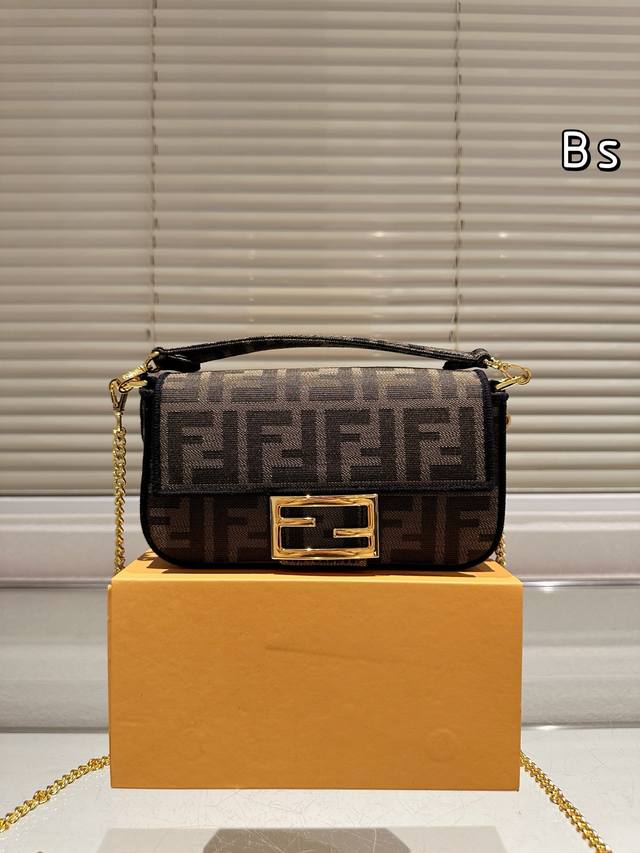 Fendi芬迪 F家 法棍包！ 春夏的颜色！ 中古包版型是百看不厌的， 最大特点就是不挑衣什么风格都能Hold得住， 凹造型也是妥妥哒， 随意！百搭！ 尺寸：2
