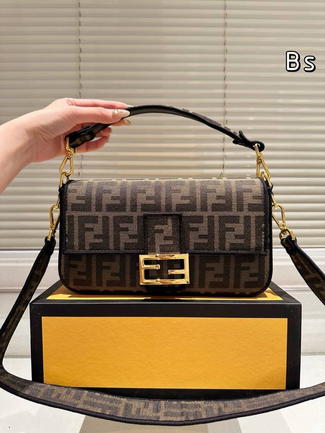 Fendi芬迪 F家 法棍包！ 春夏的颜色！ 中古包版型是百看不厌的， 最大特点就是不挑衣什么风格都能Hold得住， 凹造型也是妥妥哒， 随意！百搭！ 尺寸：2