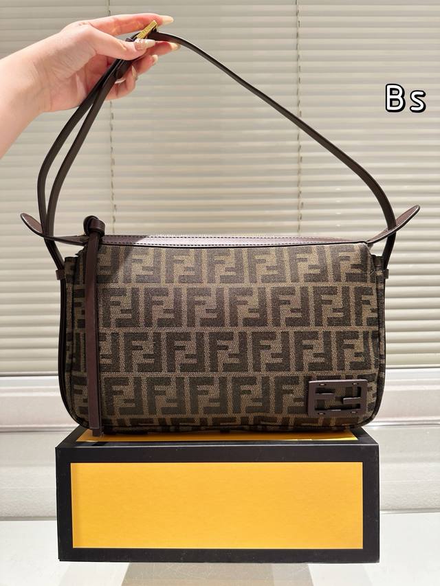 礼盒 Fendi Hobo包中号第一眼就觉得砸中了我。加上中号有一根较长的肩带，非常实用。中号的装两个手机，钱包，钥匙，墨镜，口红，粉饼都毫无压力。看起来虽然不