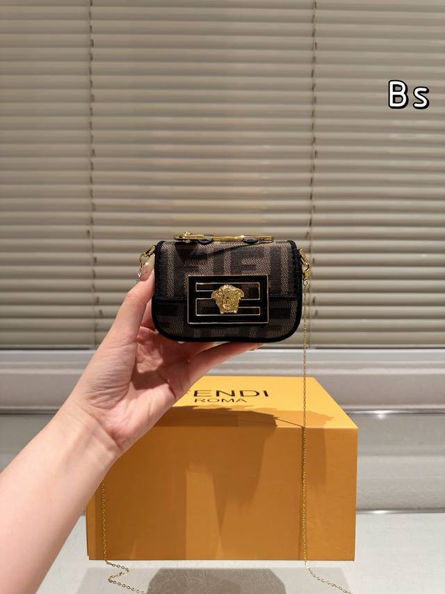 范思哲联名款 Fendi老花零钱包10Cm 可以当包挂可以斜挎