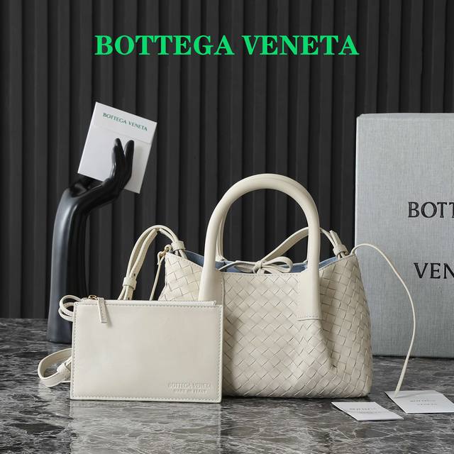 款号:819004 Bv25春夏新品Mini Pinacoteca双色面 编织的工艺也超精致，每一处纹理都细腻清晰，能看出满满的匠心。 包包采用了1厘米的皮条，