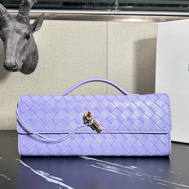 型号：63078 Bv Andiamo Slouch手拿包 香芋紫 这个系列是一只比一只火啊 大家对这只手包的需求量一直居高不减 在手包届可以说是独树一帜的存在