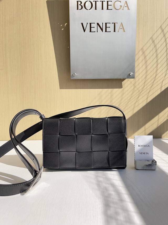 型号：708768 Bv中国限定134只！必须拥有！无性别穿搭 Cassette手袋推出了双色 饰边的设计 极具现代感和运动感的设计，呼应新一季成衣中的双色设计