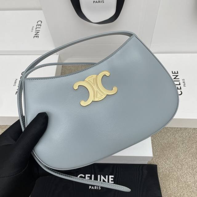 Tilly中号亮泽牛皮革手袋 牛皮革 羊皮革衬里 金色饰面 适合肩背 拉链开合 1个主隔层 1个内侧扁平口袋 可调节肩带 最小长度8英寸 21.5厘米 最大长度