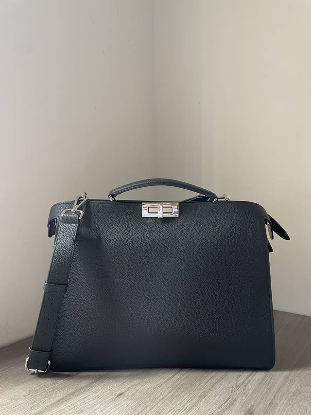 Fendi ◥ 新款男士Peekaboo Iseeu手袋 简约外形搭配精致口袋细节 内配2个隔断隔层,正面配经典扭锁,背面以拉链开合,表达年轻自我,诠释不断探索 Fendi ◥ 新款男士Peekaboo Iseeu手袋 简约外形搭配精致口袋细节 内配2个隔断隔层,正面配经典扭锁,背面以拉链开合,表达年轻自我,诠释不断探索