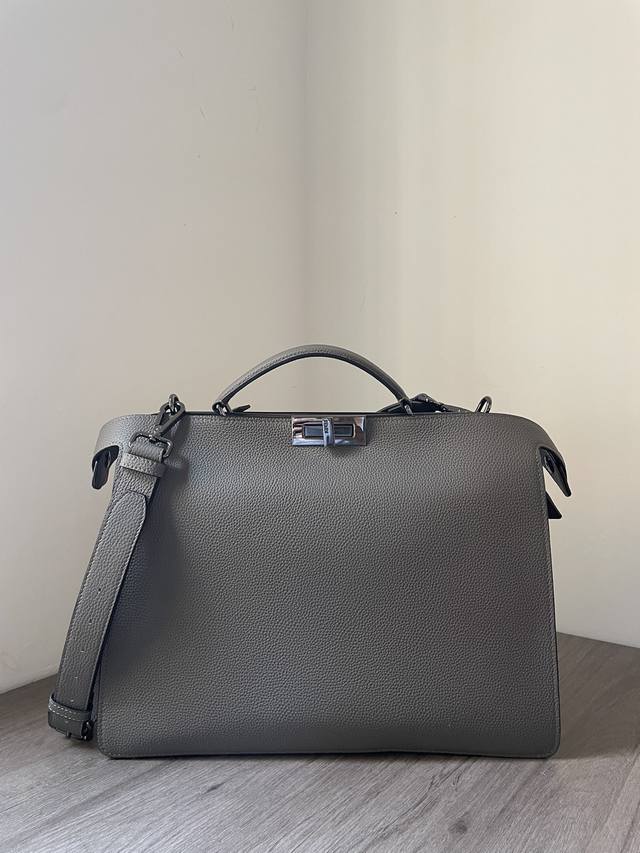 Fendi ◥ 新款男士Peekaboo Iseeu手袋 简约外形搭配精致口袋细节 内配2个隔断隔层,正面配经典扭锁,背面以拉链开合,表达年轻自我,诠释不断探索 Fendi ◥ 新款男士Peekaboo Iseeu手袋 简约外形搭配精致口袋细节 内配2个隔断隔层,正面配经典扭锁,背面以拉链开合,表达年轻自我,诠释不断探索