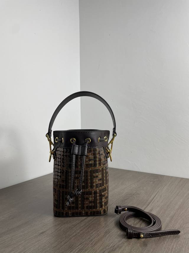 秋冬最新款老花珠绣,Mon Tresor水桶手袋,配有抽绳和Fendi金属标志装饰。一长一短两条可拆卸肩带,可单肩背或斜挎。棕色小牛皮材质。金色金属件。尺寸18 秋冬最新款老花珠绣,Mon Tresor水桶手袋,配有抽绳和Fendi金属标志装饰。一长一短两条可拆卸肩带,可单肩背或斜挎。棕色小牛皮材质。金色金属件。尺寸18