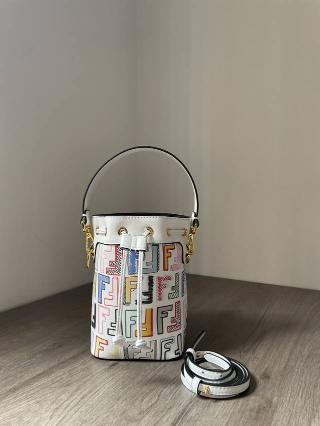 官网最新七夕胶囊七彩印花,Mon Tresor水桶手袋,配有抽绳和Fendi金属标志装饰。一长一短两条可拆卸肩带,可单肩背或斜挎。棕色小牛皮材质。金色金属件。尺 官网最新七夕胶囊七彩印花,Mon Tresor水桶手袋,配有抽绳和Fendi金属标志装饰。一长一短两条可拆卸肩带,可单肩背或斜挎。棕色小牛皮材质。金色金属件。尺