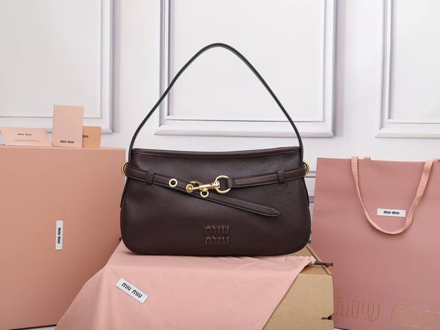 特级原厂皮 5Bc182新品爆款腋下中古包，采用全新柔脂羊皮，皮质柔软高级，这款Aventure皮革手袋灵感源自09年M系典藏设计，结构经过调整，重新诠释独特造