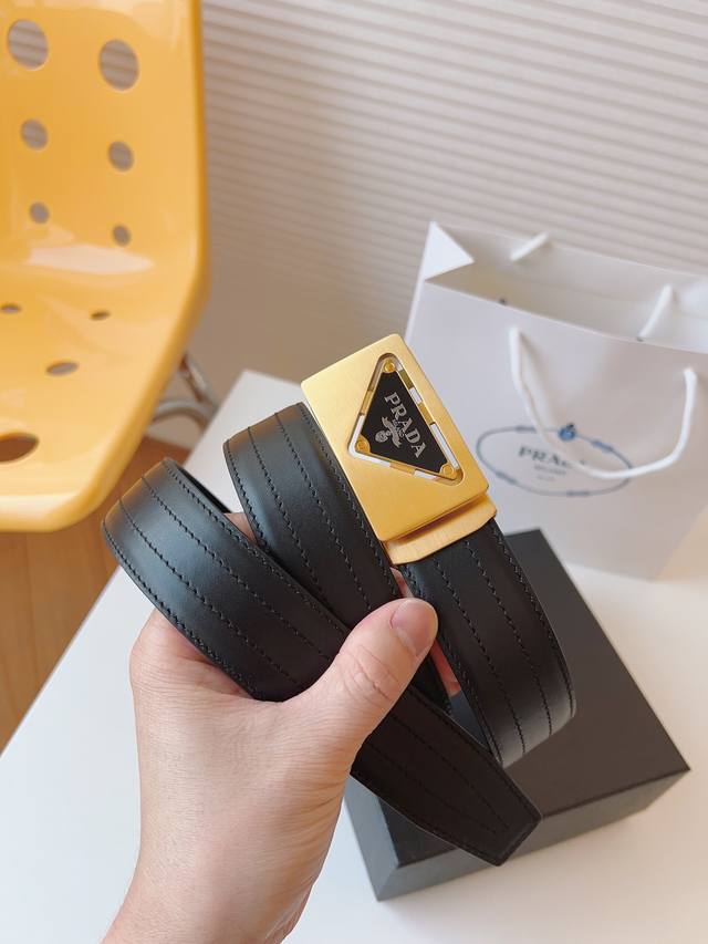 Prada 双面意大利进口头层小牛皮,搭配真空电镀纯钢自动扣,经典款式,专柜有售,市场顶级品质,支持验货 配送全套专柜包装,宽度 3.5Cm Prada 双面意大利进口头层小牛皮,搭配真空电镀纯钢自动扣,经典款式,专柜有售,市场顶级品质,支持验货 配送全套专柜包装,宽度 3.5Cm