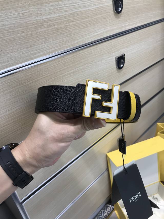 Fendi 意大利进口头层十字纹牛皮配平纹底,搭配真空电镀亮面纯铜扣,经典款式,专柜有售,市场顶级品质,支持验货 配送全套专柜包装,宽度 4.0Cm Fendi 意大利进口头层十字纹牛皮配平纹底,搭配真空电镀亮面纯铜扣,经典款式,专柜有售,市场顶级品质,支持验货 配送全套专柜包装,宽度 4.0Cm