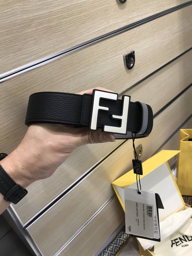 Fendi 意大利进口头层荔枝纹牛皮配平纹底,搭配真空电镀亮面纯铜扣,经典款式,专柜有售,市场顶级品质,支持验货 配送全套专柜包装,宽度 4.0Cm Fendi 意大利进口头层荔枝纹牛皮配平纹底,搭配真空电镀亮面纯铜扣,经典款式,专柜有售,市场顶级品质,支持验货 配送全套专柜包装,宽度 4.0Cm