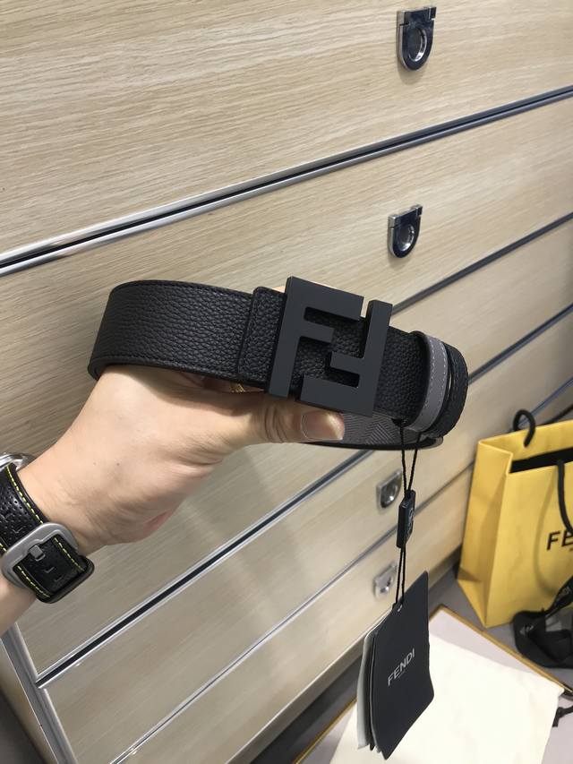 Fendi 意大利进口头层荔枝纹牛皮配压花皮底,搭配真空电镀喷砂纯铜扣,官网新款,专柜有售,市场顶级品质,支持验货 配送全套专柜包装,宽度 3.8Cm Fendi 意大利进口头层荔枝纹牛皮配压花皮底,搭配真空电镀喷砂纯铜扣,官网新款,专柜有售,市场顶级品质,支持验货 配送全套专柜包装,宽度 3.8Cm