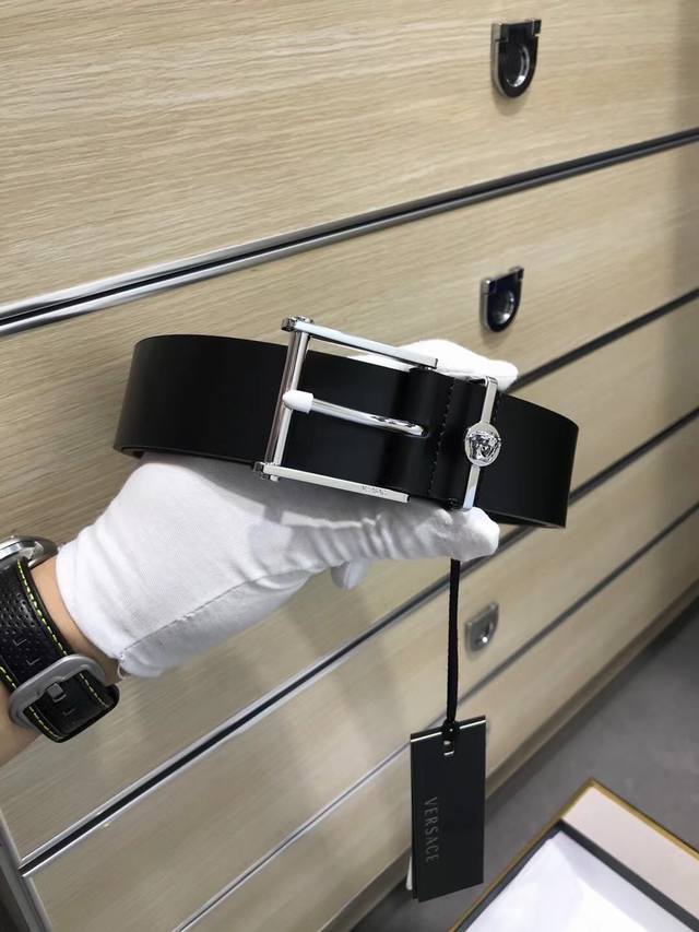 范思哲 双面意大利进口头层小牛皮，搭配真空电镀亮面纯铜针扣，官网新款，专柜有售，市场顶级品质，支持验货 配送全套专柜包装，宽度 3.5Cm