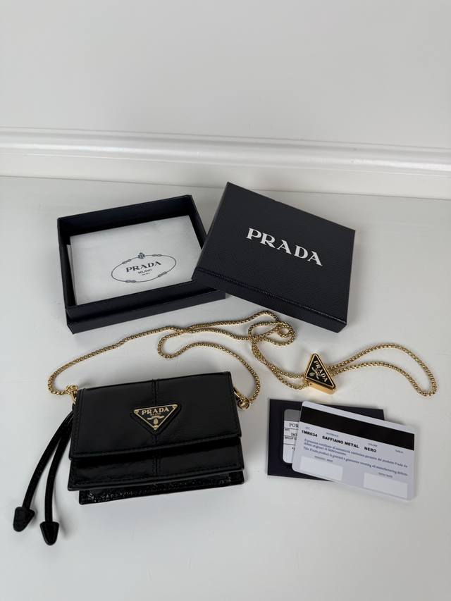 P家女士多功能迷你小背包,型号1Mr034,翻盖式卡夹搭配可拆卸的Saffiano皮革肩带,金属三角形微标装点正面,尺寸11.5 X8 X2.5Cm,内设两个卡 P家女士多功能迷你小背包,型号1Mr034,翻盖式卡夹搭配可拆卸的Saffiano皮革肩带,金属三角形微标装点正面,尺寸11.5 X8 X2.5Cm,内设两个卡