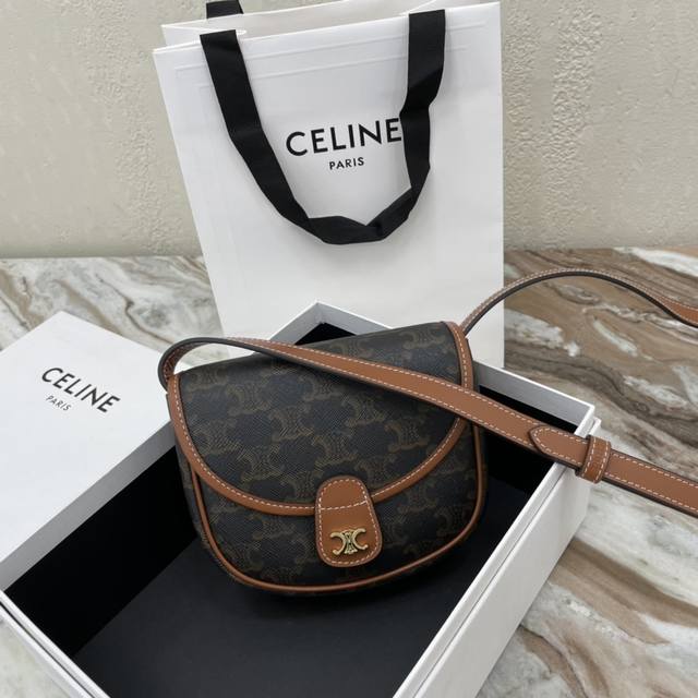 Celine 新款马鞍包Besace 迷你标志印花和牛皮革手袋 6 X 4 X 2英寸 15 X 11 X 4厘米 Triomphe Canvas标志印花，牛皮