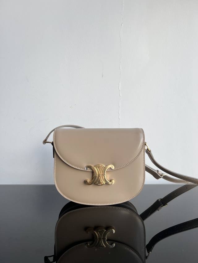 原厂 全钢五金 Celine Teen Besace Triomphe标志印花牛皮革手袋 凯旋门老花马鞍 尺寸：18.5 X 16 X 6Cm Triomphe