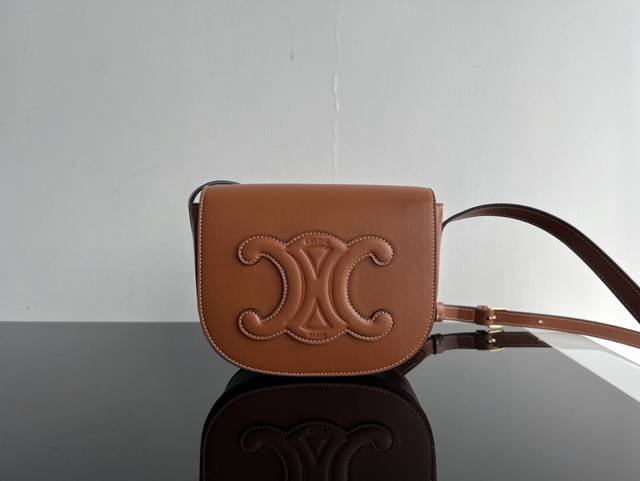 Celine Cuir Folco Triomphe光滑牛皮革手袋，全皮马鞍，尺寸：18.5 X 15 X 7Cm 可斜挎和肩背，磁扣开关，可调节肩带