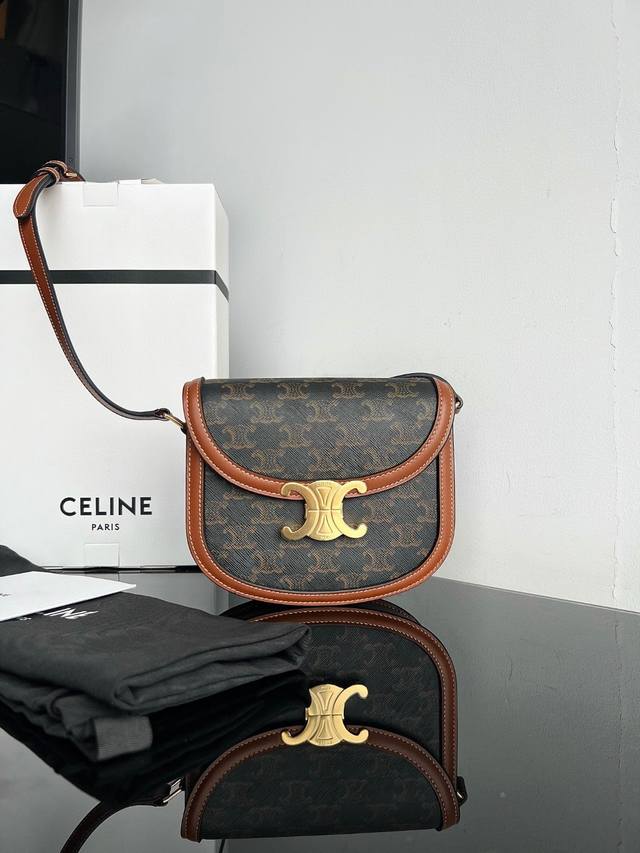 原厂 全钢五金 Celine Teen Besace Triomphe亮泽牛皮革手袋，凯旋门马鞍包，原厂皮全钢五金，尺寸：18.5 X 16 X 6Cm，外表原