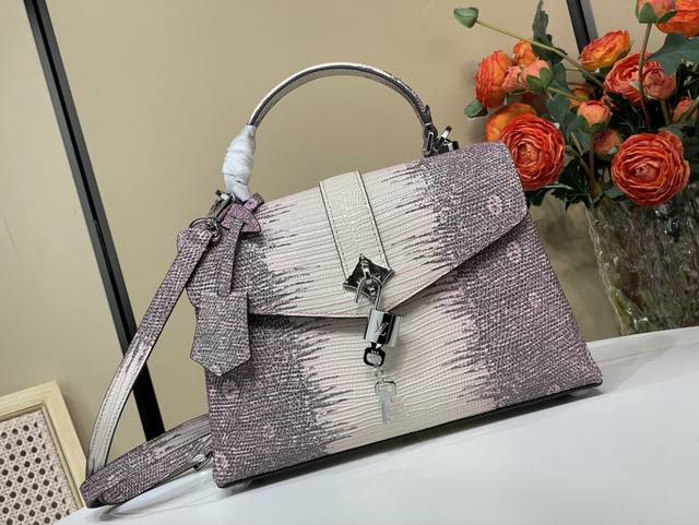 顶级原单复刻独家实拍 Rose Des Vents 小号手袋 N87095粉紫色 蜥蜴 渐变 本款手袋采用蜥蜴纹皮革，以恰宜尺寸游刃昼夜场合。 Monogram
