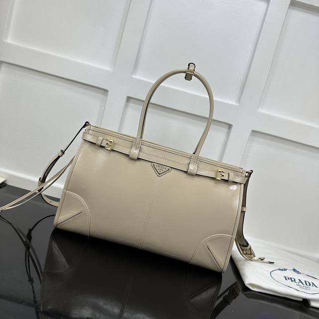 Prada 新款专柜品质,顶级原单货 原厂皮,原厂五金、实物实拍,款号:1Ba433米杏油腊皮 大号 尺寸:W38Xh30Xd12Cm, Prada 新款专柜品质,顶级原单货 原厂皮,原厂五金、实物实拍,款号:1Ba433米杏油腊皮 大号 尺寸:W38Xh30Xd12Cm,