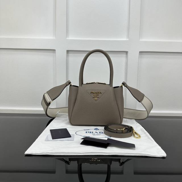 Prada 新款专柜品质,顶级原单货 原厂皮,原厂五金、实物实拍,款号:1Ba362石板灰 双肩带 天然纹理 尺寸:W18Xh19.5Xd9Cm, Prada 新款专柜品质,顶级原单货 原厂皮,原厂五金、实物实拍,款号:1Ba362石板灰 双肩带 天然纹理 尺寸:W18Xh19.5Xd9Cm,