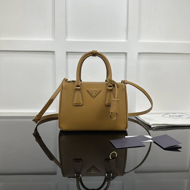 Prada 新款专柜品质,顶级原单货 原厂皮,原厂五金、杀手包小号 ,实物实拍,款号:1Ba896焦糖细布纹 尺寸:W24.5Xh16.5Xd11Cm, Prada 新款专柜品质,顶级原单货 原厂皮,原厂五金、杀手包小号 ,实物实拍,款号:1Ba896焦糖细布纹 尺寸:W24.5Xh16.5Xd11Cm,