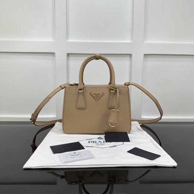 Prada 新款专柜品质,顶级原单货 原厂皮,原厂五金、杀手包小号 ,实物实拍,款号:1Ba896裸粉细布纹 尺寸:W24.5Xh16.5Xd11Cm, Prada 新款专柜品质,顶级原单货 原厂皮,原厂五金、杀手包小号 ,实物实拍,款号:1Ba896裸粉细布纹 尺寸:W24.5Xh16.5Xd11Cm,