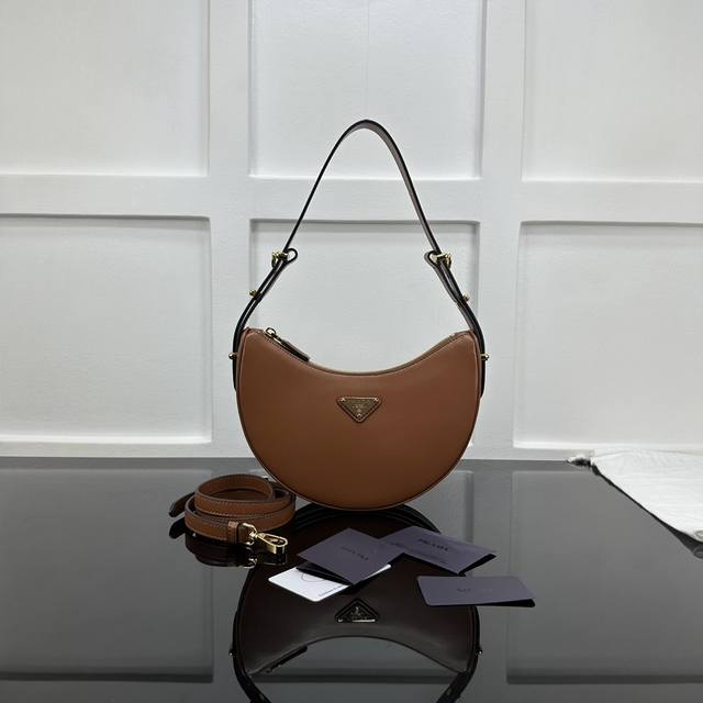 Prada 新款专柜品质,顶级原单货 原厂皮,原厂五金、,实物实拍,款号:1Bc194焦糖 双肩带 尺寸:W22.5Xh18.5Xd6.5Cm, Prada 新款专柜品质,顶级原单货 原厂皮,原厂五金、,实物实拍,款号:1Bc194焦糖 双肩带 尺寸:W22.5Xh18.5Xd6.5Cm,