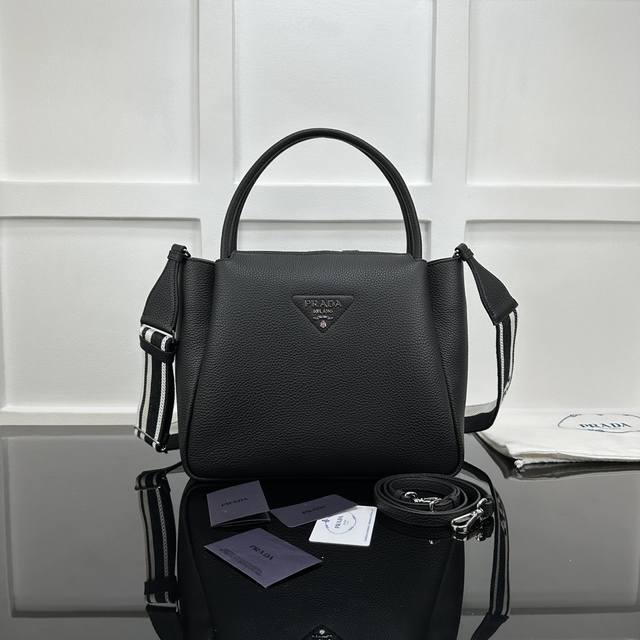 Prada 新款专柜品质,顶级原单货 原厂皮,原厂五金、,实物实拍,款号:1Bc170克皮 双肩带 白钢五金、进口鹿皮纹 尺寸:W32Xh26Xd13Cm, Prada 新款专柜品质,顶级原单货 原厂皮,原厂五金、,实物实拍,款号:1Bc170克皮 双肩带 白钢五金、进口鹿皮纹 尺寸:W32Xh26Xd13Cm,