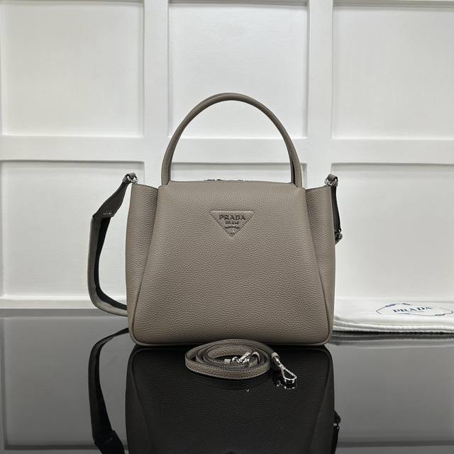 Prada 新款专柜品质,顶级原单货 原厂皮,原厂五金、,实物实拍,款号:1Bc170石板灰 双肩带 白钢五金、进口鹿皮纹 尺寸:W32Xh26Xd13Cm, Prada 新款专柜品质,顶级原单货 原厂皮,原厂五金、,实物实拍,款号:1Bc170石板灰 双肩带 白钢五金、进口鹿皮纹 尺寸:W32Xh26Xd13Cm,