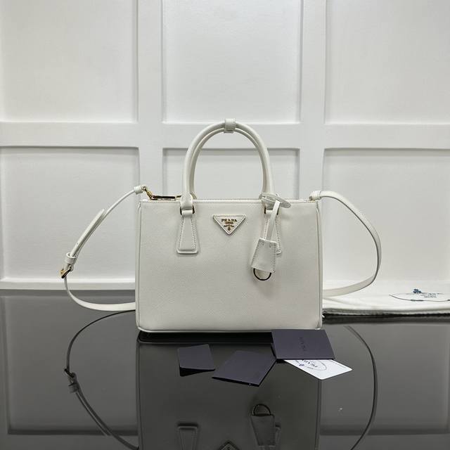 Prada 杀手包中号,新款专柜品质,顶级原单货 原厂皮,原厂五金、实物实拍,款号:1Ba863白色细布纹 165代工码 尺寸:W28Xh20Xd12Cm, Prada 杀手包中号,新款专柜品质,顶级原单货 原厂皮,原厂五金、实物实拍,款号:1Ba863白色细布纹 165代工码 尺寸:W28Xh20Xd12Cm,