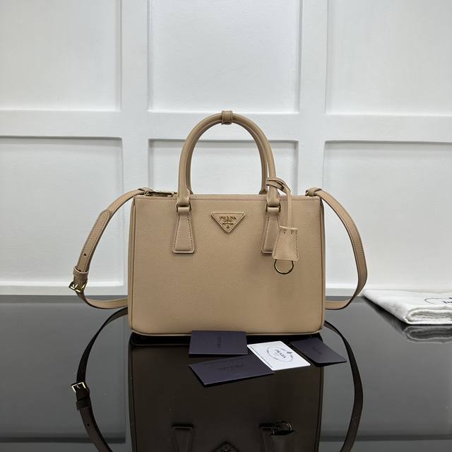 Prada 杀手包中号,新款专柜品质,顶级原单货 原厂皮,原厂五金、实物实拍,款号:1Ba863裸粉细布纹 165代工码 尺寸:W28Xh20Xd12Cm, Prada 杀手包中号,新款专柜品质,顶级原单货 原厂皮,原厂五金、实物实拍,款号:1Ba863裸粉细布纹 165代工码 尺寸:W28Xh20Xd12Cm,