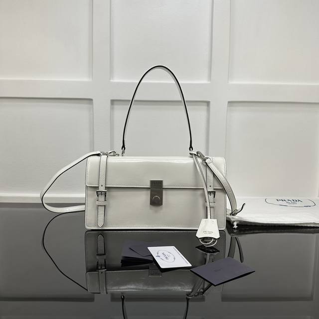 Prada 新款专柜品质,顶级原单货 原厂皮,原厂五金、,实物实拍,款号:1Bn026白色 尺寸:W32Xh16.5Xd10Cm, Prada 新款专柜品质,顶级原单货 原厂皮,原厂五金、,实物实拍,款号:1Bn026白色 尺寸:W32Xh16.5Xd10Cm,