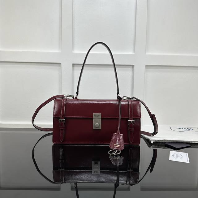 Prada 新款专柜品质,顶级原单货 原厂皮,原厂五金、,实物实拍,款号:1Bn026苋菜红色 尺寸:W32Xh16.5Xd10Cm, Prada 新款专柜品质,顶级原单货 原厂皮,原厂五金、,实物实拍,款号:1Bn026苋菜红色 尺寸:W32Xh16.5Xd10Cm,