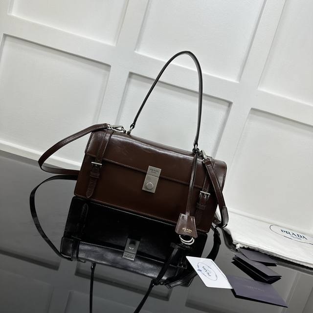 Prada 新款专柜品质,顶级原单货 原厂皮,原厂五金、,实物实拍,款号:1Bn026咖棕色 尺寸:W32Xh16.5Xd10Cm, Prada 新款专柜品质,顶级原单货 原厂皮,原厂五金、,实物实拍,款号:1Bn026咖棕色 尺寸:W32Xh16.5Xd10Cm,