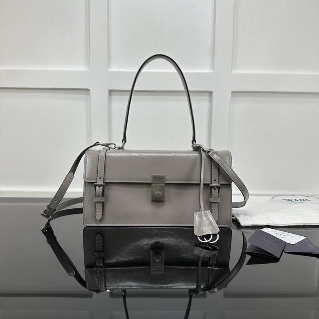 Prada 新款专柜品质,顶级原单货 原厂皮,原厂五金、,实物实拍,款号:1Bn026紫灰色 尺寸:W32Xh16.5Xd10Cm, Prada 新款专柜品质,顶级原单货 原厂皮,原厂五金、,实物实拍,款号:1Bn026紫灰色 尺寸:W32Xh16.5Xd10Cm,