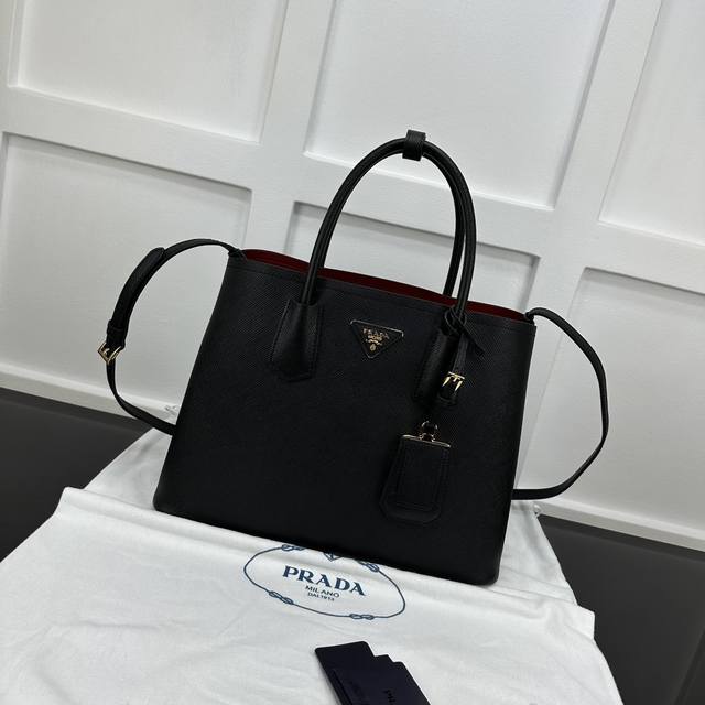 Prada 新款专柜品质,顶级原单货 原厂皮,原厂五金、实物实拍,款号:1Bg775克色粗十字纹 红色羊皮里 大号 尺寸:W33Xh24.5Xd14Cm, Prada 新款专柜品质,顶级原单货 原厂皮,原厂五金、实物实拍,款号:1Bg775克色粗十字纹 红色羊皮里 大号 尺寸:W33Xh24.5Xd14Cm,