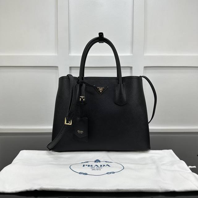 Prada 新款专柜品质,顶级原单货 原厂皮,原厂五金、实物实拍,款号:1Bg775克色粗十字纹 克色羊皮里 大号 尺寸:W33Xh24.5Xd14Cm, Prada 新款专柜品质,顶级原单货 原厂皮,原厂五金、实物实拍,款号:1Bg775克色粗十字纹 克色羊皮里 大号 尺寸:W33Xh24.5Xd14Cm,