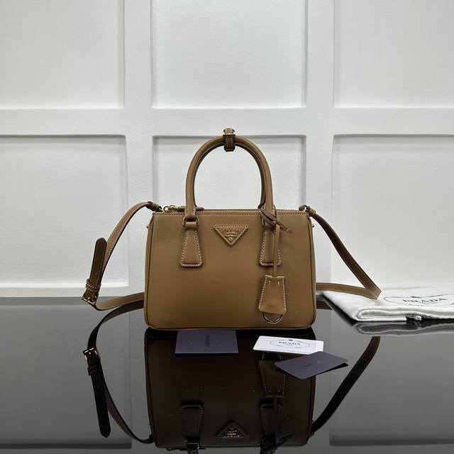 Prada 新款专柜品质,顶级原单货 原厂皮,原厂五金、杀手包小号 ,实物实拍,款号:1Ba896平纹焦糖 尺寸:W24.5Xh16.5Xd11Cm, Prada 新款专柜品质,顶级原单货 原厂皮,原厂五金、杀手包小号 ,实物实拍,款号:1Ba896平纹焦糖 尺寸:W24.5Xh16.5Xd11Cm,